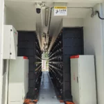 The internal structure of the containerized battery energy storage system consists of rows of black battery rack modules on both sides, and is equipped with transformers, converters, monitoring cabinets, junction boxes, fire protection systems, ducted air conditioning and other facilities.